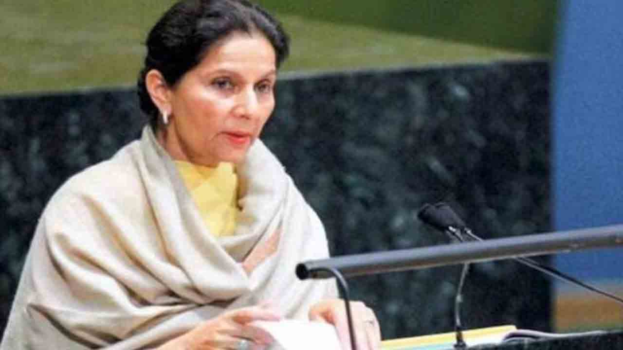 అమరీందర్‌ సింగ్‌ భార్య ప్రణీత్ కౌర్‌ను పార్టీ నుంచి సస్పెండ్‌ చేసిన కాంగ్రెస్ ‌