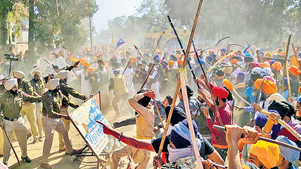 తుపాకులు, కత్తులతో పోలీసులపైకి..