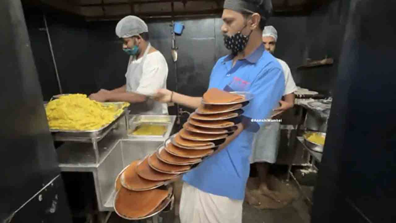 Viral Video | వామ్మో.. ఒకే చేతిపై.. ఒకేసారి 16 దోశ ప్లేట్స్‌ తీసుకెళ్లిన వెయిటర్‌..!