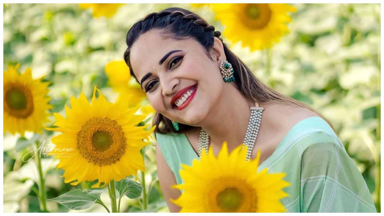 Anasuya Bharadwaj | ప్రొద్దు తిరుగుడు పూల తోటలో అనసూయ భరద్వాజ్.. ఫొటోలు వైరల్