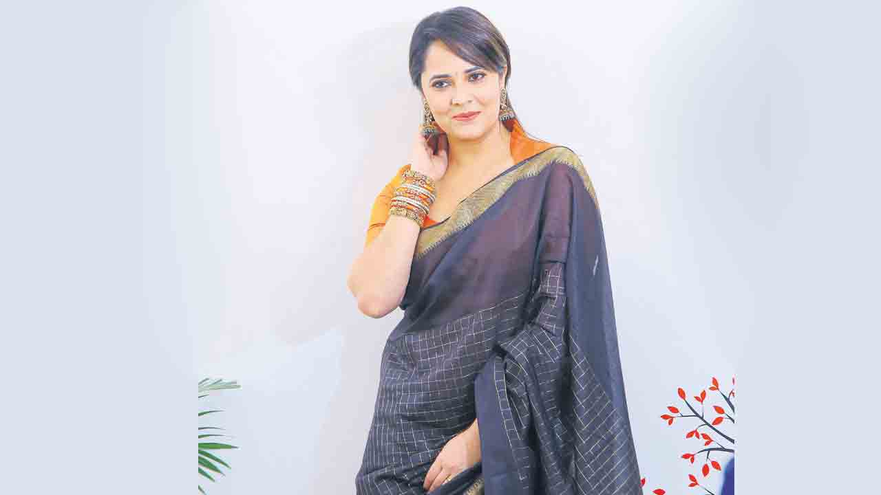 సిరిసిల్లలో అనసూయ సందడి