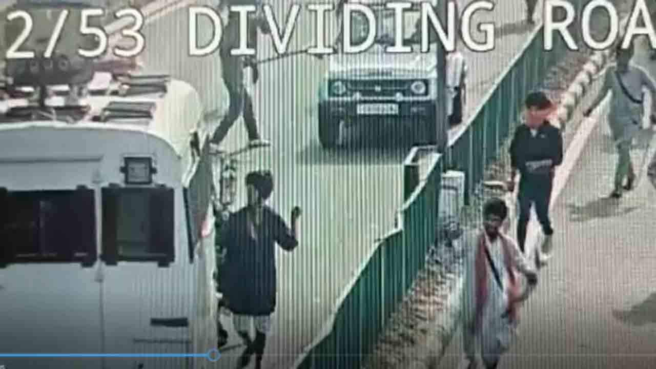 Watch: కత్తులతో నిహాంగ్‌ల దాడి.. 30 మంది పోలీసులకు గాయాలు