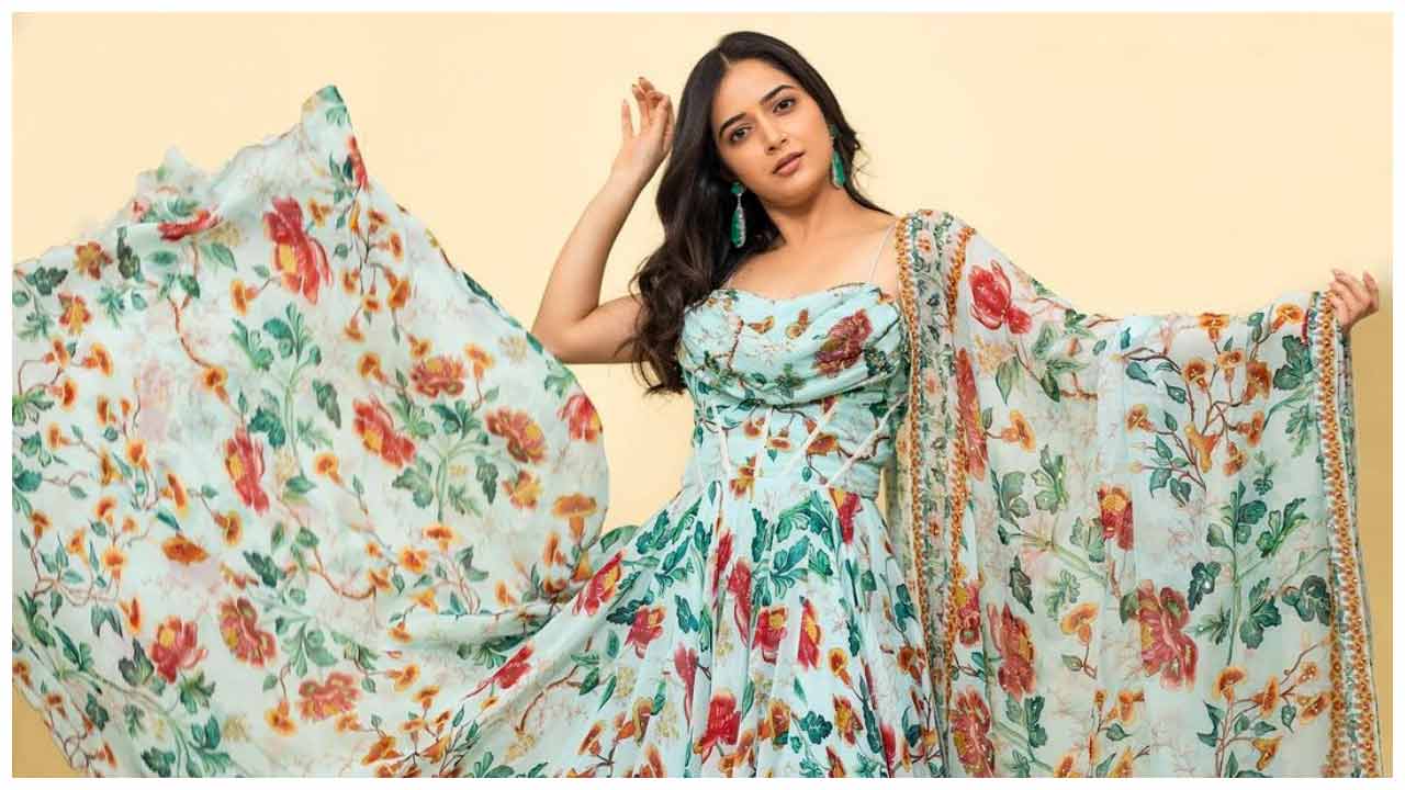 Ashika Ranganath | రొమాంటిక్‌ పోజులతో కైపెక్కిస్తున్న ఆషికా రంగనాథ్..