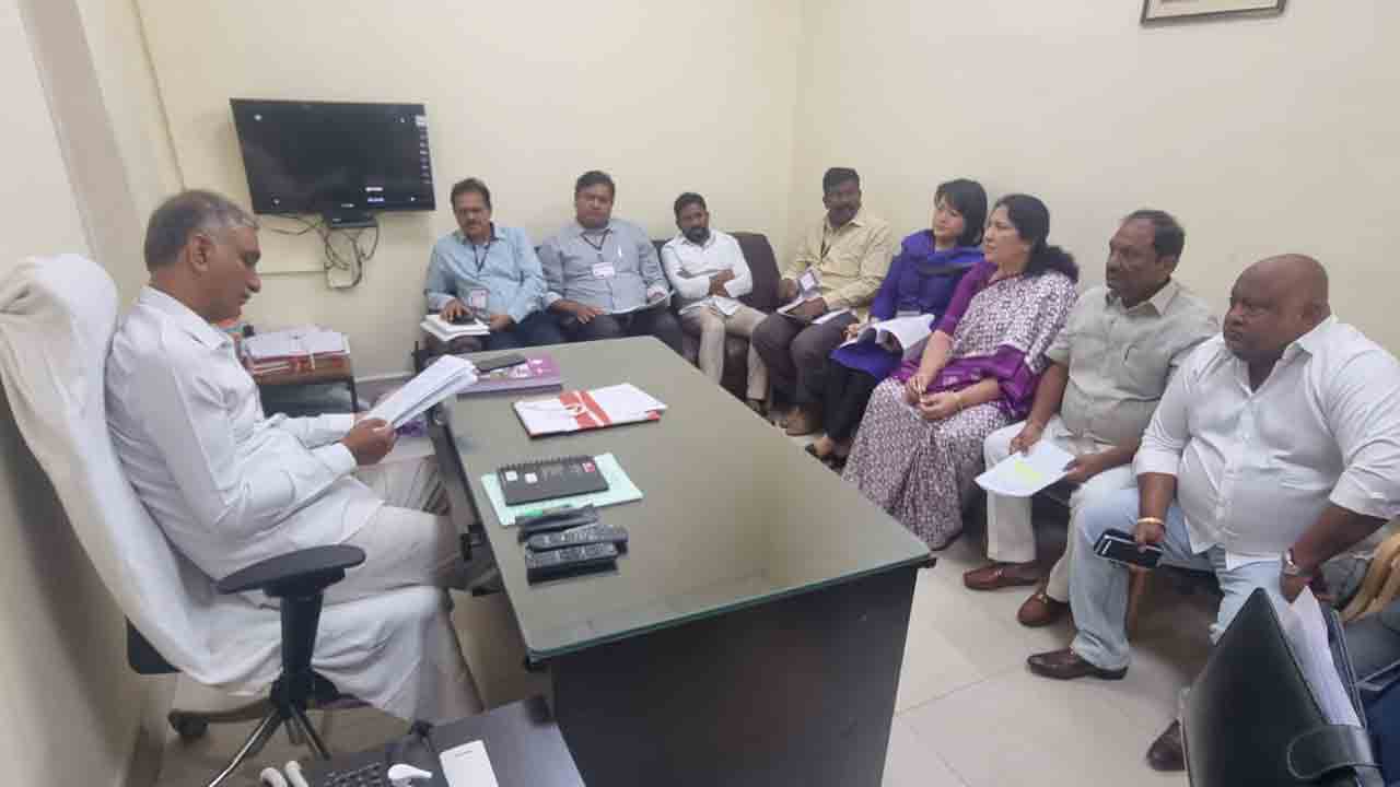 ఆర్థిక మంత్రి హరీశ్‌రావుతో సంక్షేమశాఖ మంత్రుల భేటీ