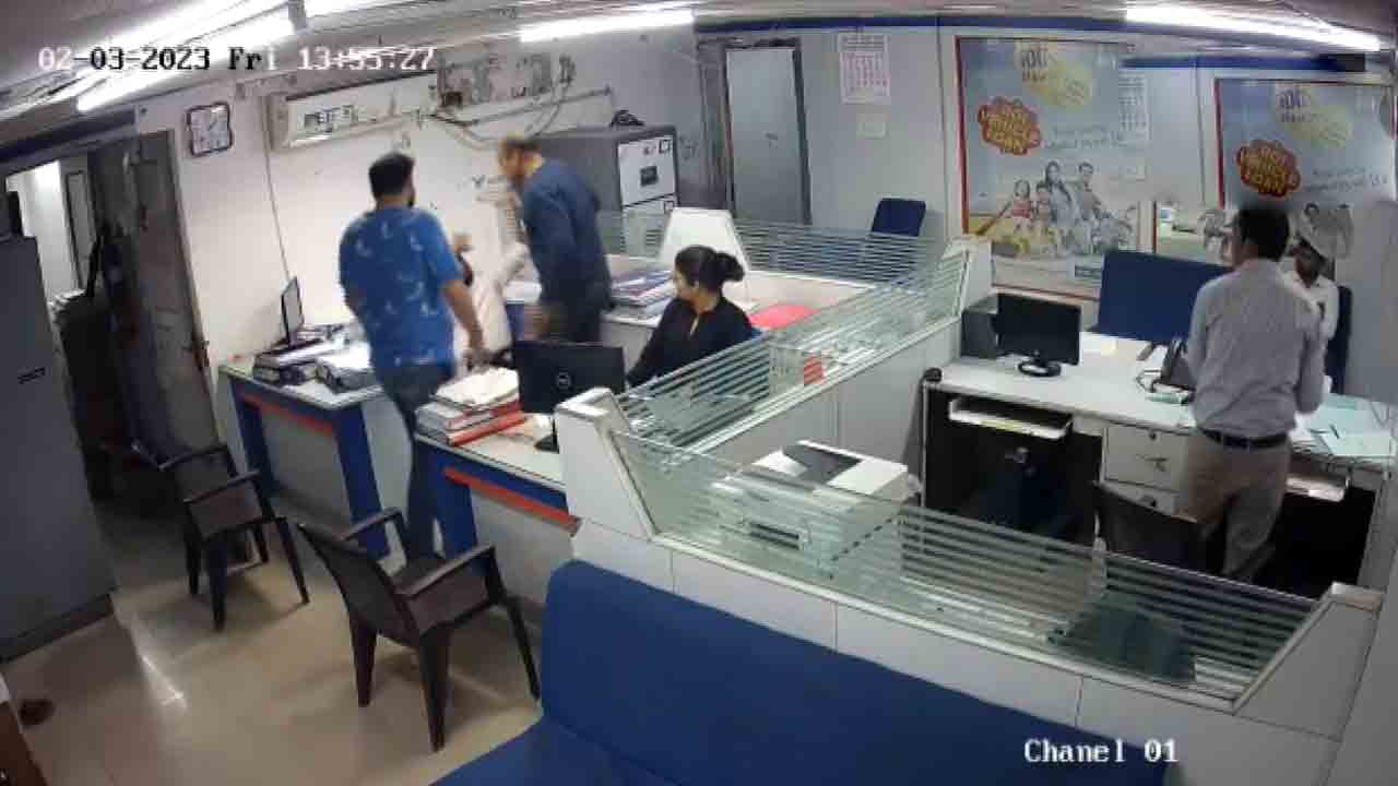 Karnataka |  కర్ణాటకలో బ్యాంక్ ఉద్యోగులకు షాకింగ్ న్యూస్.. రాష్ట్ర ప్రభుత్వం కీలక నిర్ణయం తీసుకునే ఛాన్స్