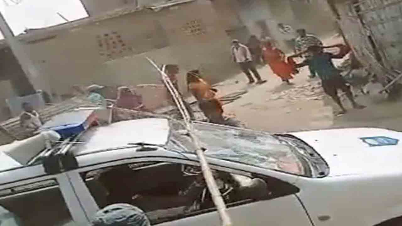 Watch: నిరసనను భగ్నం చేసేందుకు పోలీసులు యత్నం.. గ్రామస్తులు దాడి