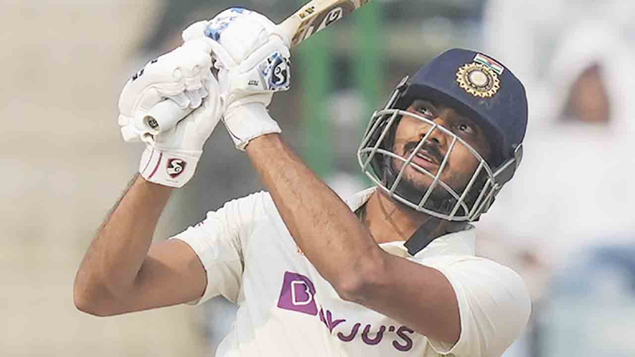 అక్షర్‌ అదుర్స్‌.. అర్ధశతకంతో మెరిసిన ఆల్‌రౌండర్‌