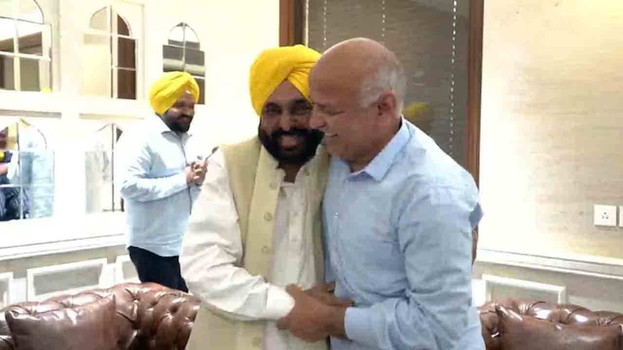 Punjab CM Bhagwant Mann | సిసోడియా ఇంటికి భగవంత్ మాన్.. యావత్ దేశం ఆయన వెనుకే ఉందన్న పంజాబ్ సీఎం