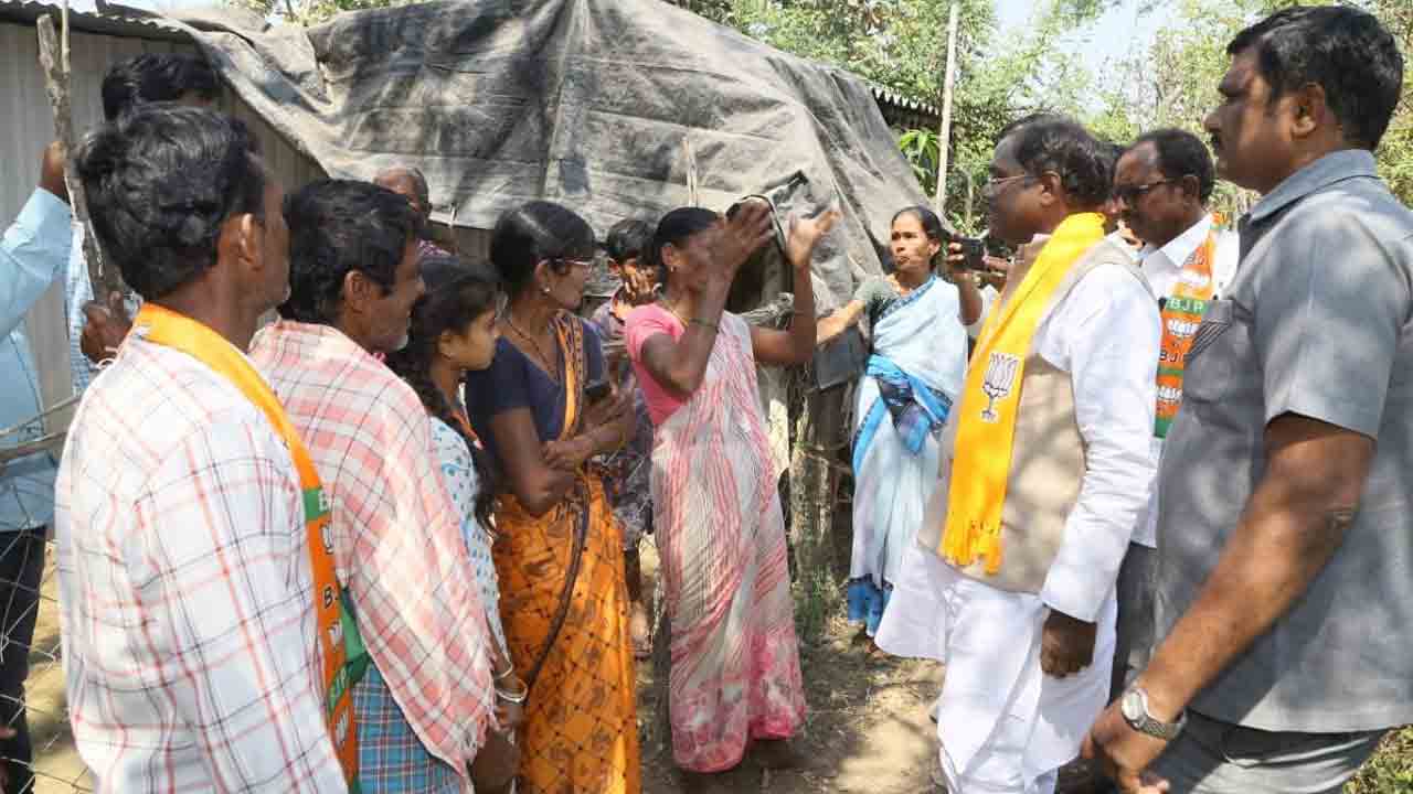 BJP | వివేక్‌.. ఏ ముఖం పెట్టుకుని వచ్చినవ్‌.. మాజీ ఎంపీని నిలదీసిన నాగపురం గ్రామస్థులు