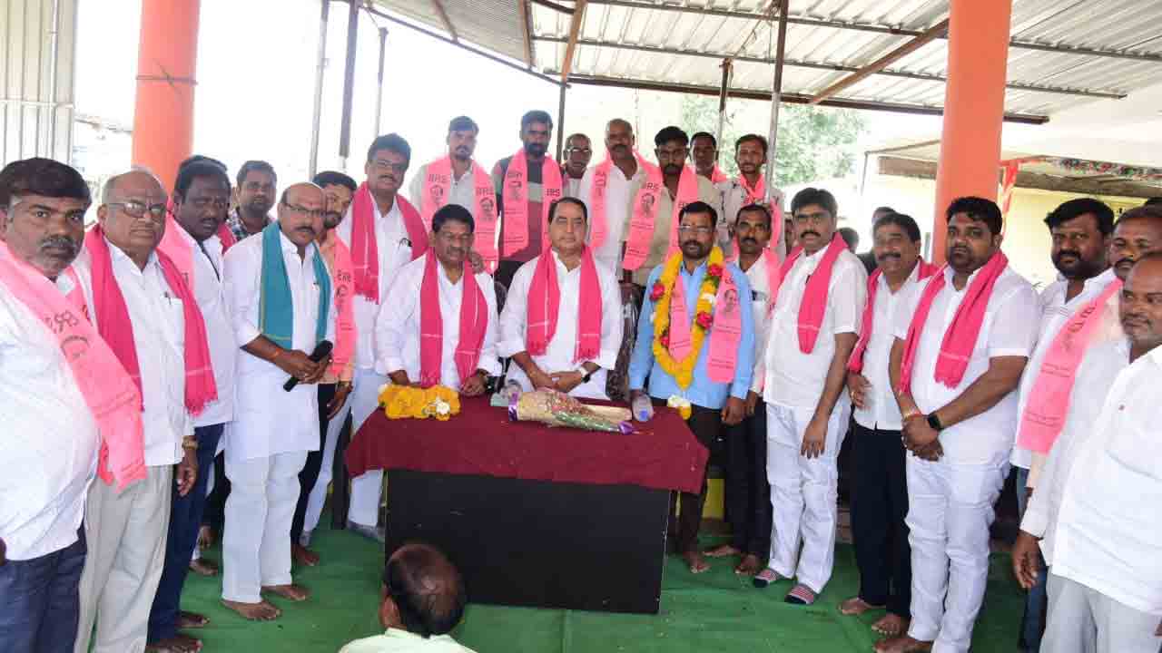 మంత్రి సమక్షంలో బీఆర్ఎస్ లో చేరిన మ‌హారాష్ట్ర వాసులు