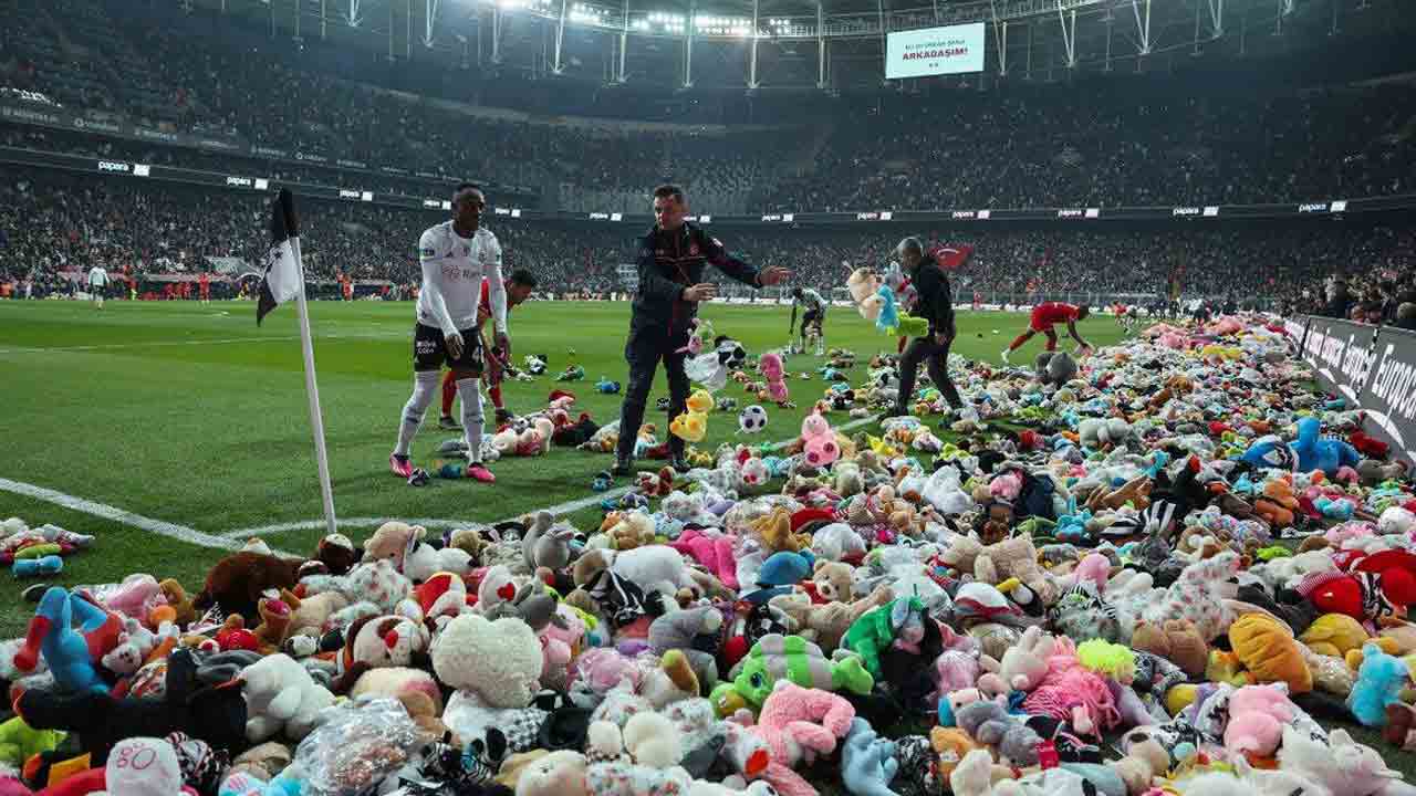 Besiktas | ఫుట్‌బాల్‌ పిచ్‌పై బొమ్మల వర్షం కురిపించిన ప్రేక్షకులు.. ఎందుకో తెలుసా?