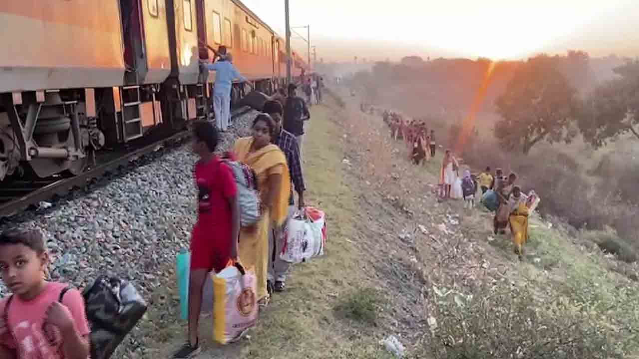 15 బోగీలతో సికింద్రాబాద్‌ చేరిన గోదావరి ఎక్స్‌ప్రెస్‌