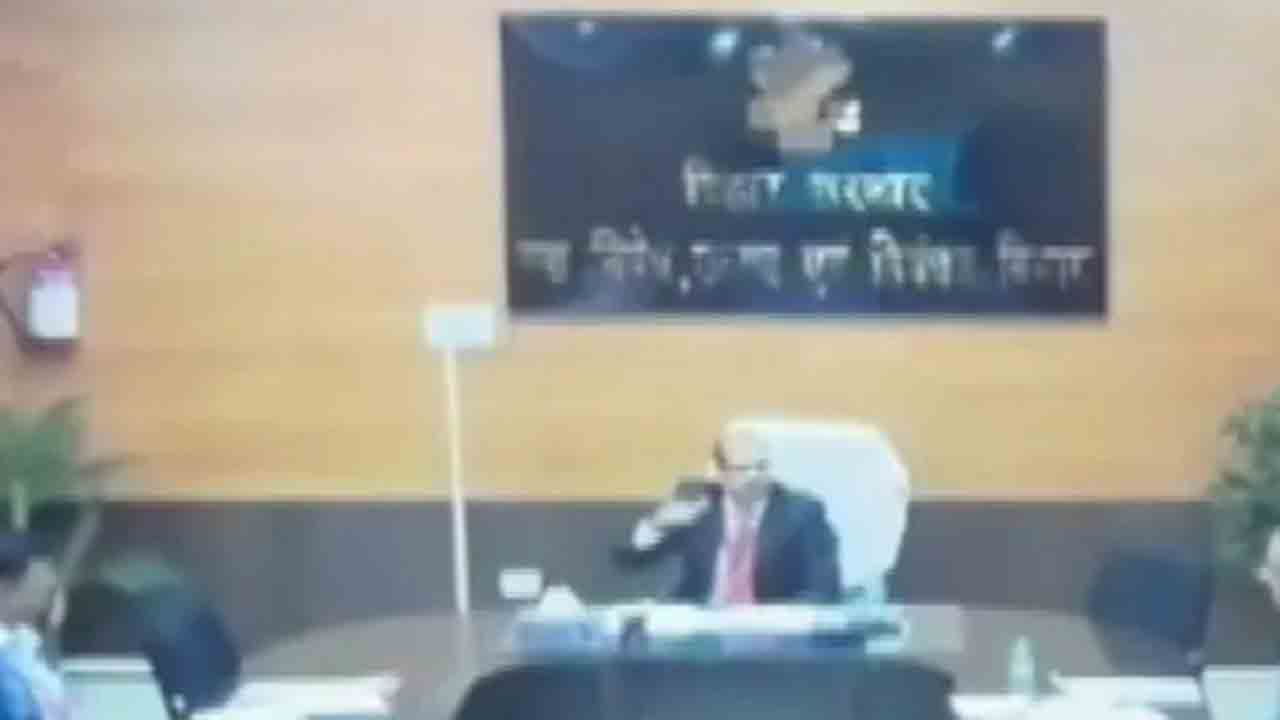 డిప్యూటీ కలెక్టర్‌ను అసభ్యంగా దూషించిన సీనియర్‌ ఐఏఎస్‌ అధికారి.. వీడియో వైరల్‌