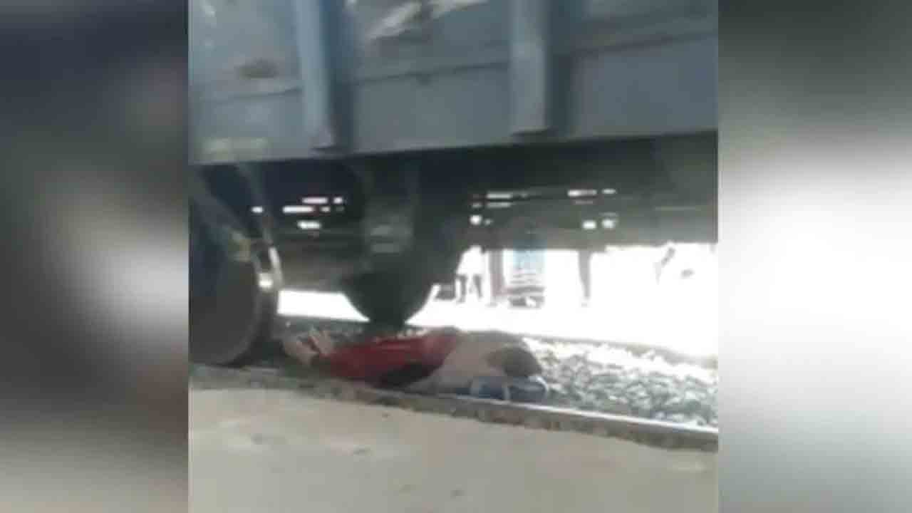 Viral Video | ఓ మహిళ పట్టాలు దాటుతుండగా కదిలిన రైలు.. తర్వాత ఏమైందంటే..?