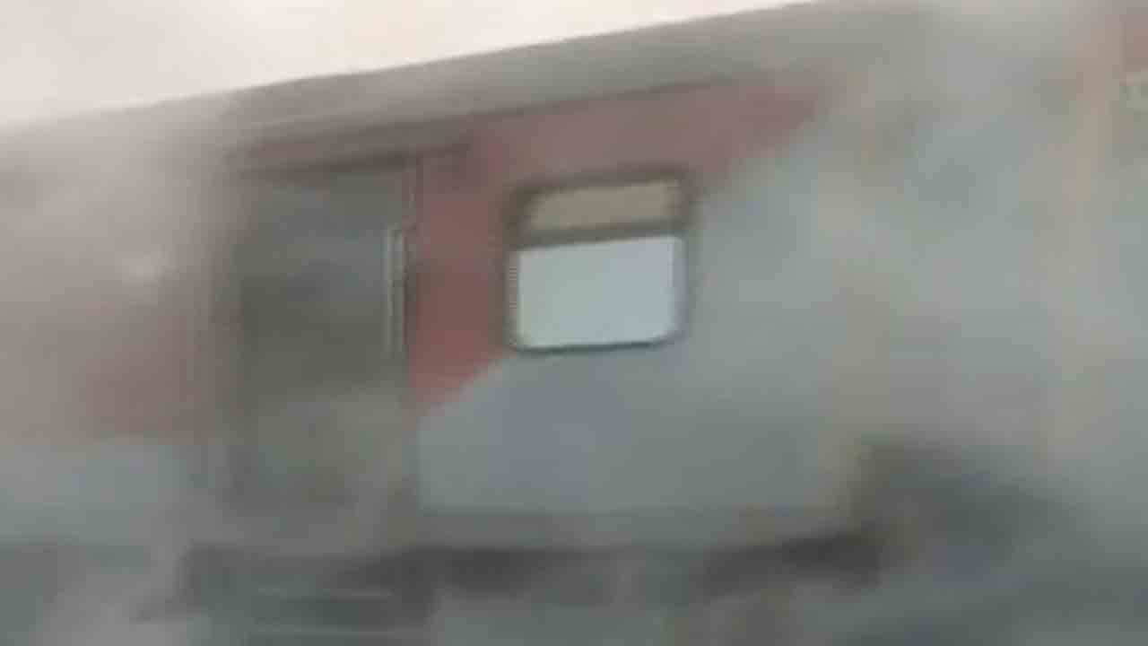 అవధ్‌-అసోం ఎక్స్‌ప్రెస్‌కు తప్పిన ముప్పు.. ఏసీ కోచ్‌లో చెలరేగిన మంటలు