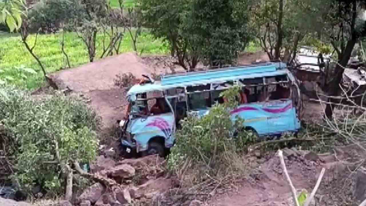 అదుపుతప్పి లోయలో పడిన బస్సు.. ఇద్దరి దుర్మరణం, 19 మందికి గాయాలు