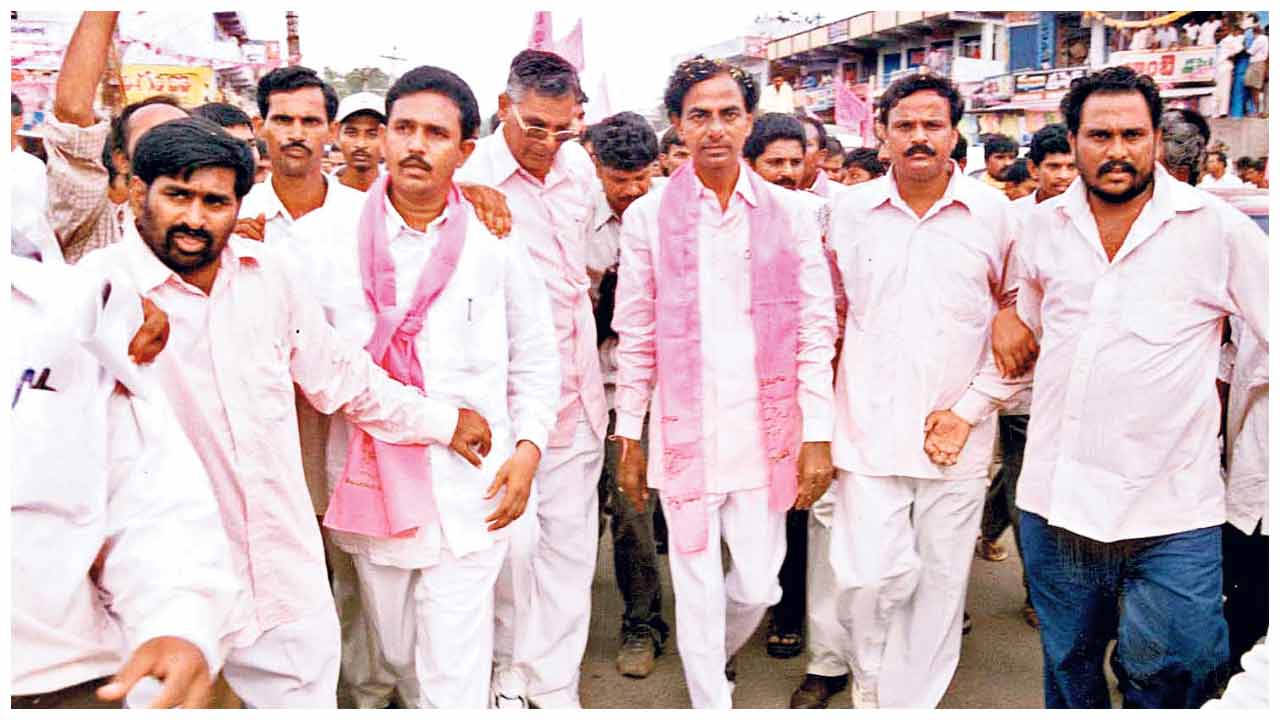 CM KCR |  మలిదశ ఉద్యమంలో కేసీఆర్.. ఫొటో గ్యాలరీ