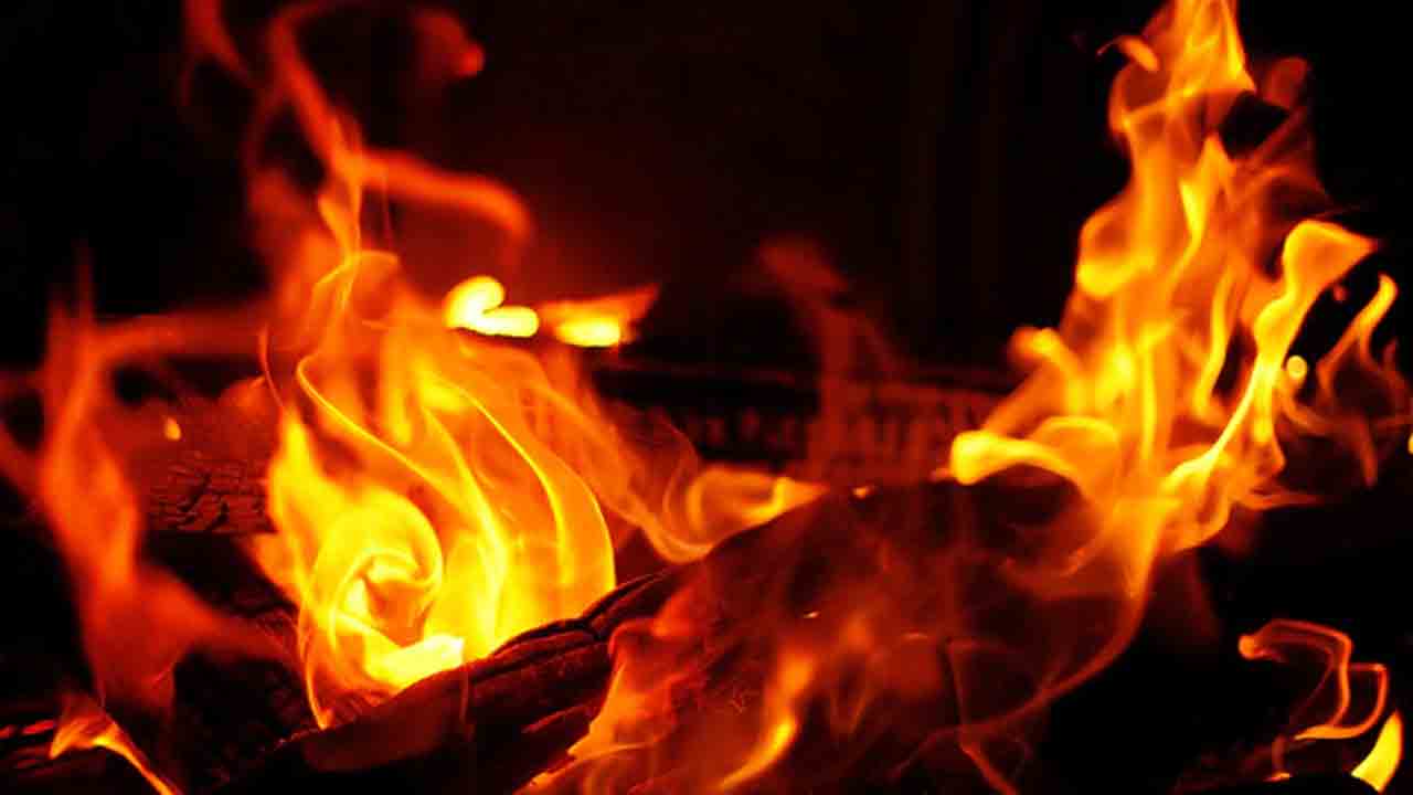 కారులో చెలరేగిన మంటలు.. సజీవ దహనమైన దంపతులు