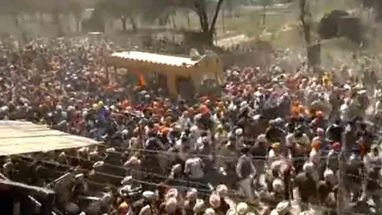 Watch: పోలీసులతో వందలాది నిరసనకారులు ఘర్షణ.. అడ్డుగా ఉన్న బారికేడ్లు తొలగింపు