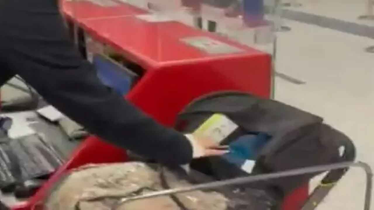 Shocking | టికెట్‌ తీసుకోమన్నందుకు.. బిడ్డను ఎయిర్‌పోర్టులో వదిలేసిన జంట