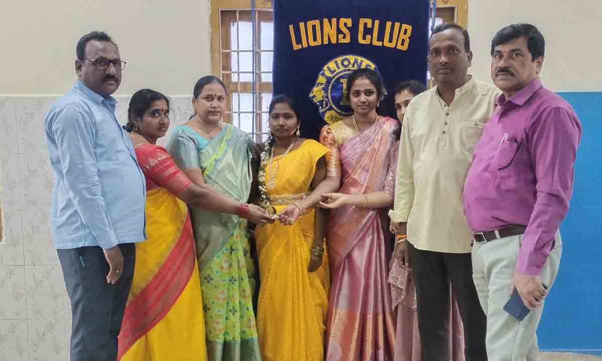 యువతి పెళ్లికి అండగా.. ధర్మారం ధరణి మహిళ క్లబ్