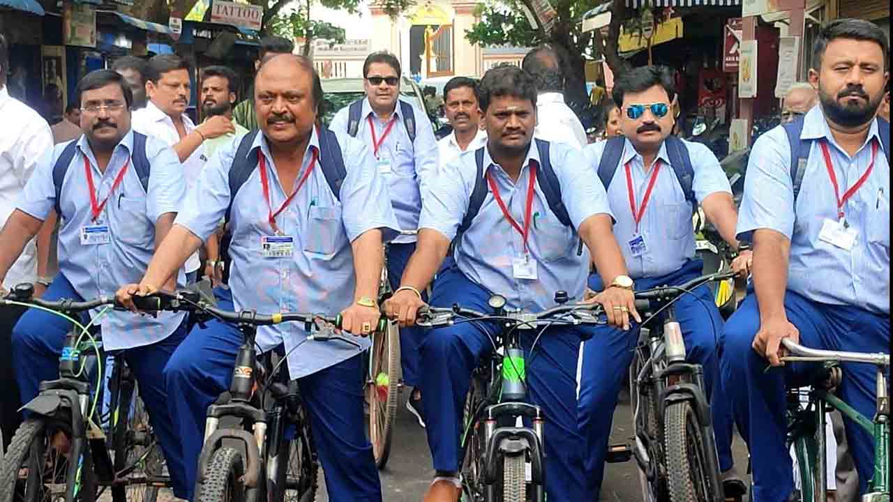 Puducherry Assembly | స్కూల్‌ యూనిఫాం, బ్యాగ్స్‌తో.. సైకిల్‌పై అసెంబ్లీకి వెళ్లిన ఎమ్మెల్యేలు..!