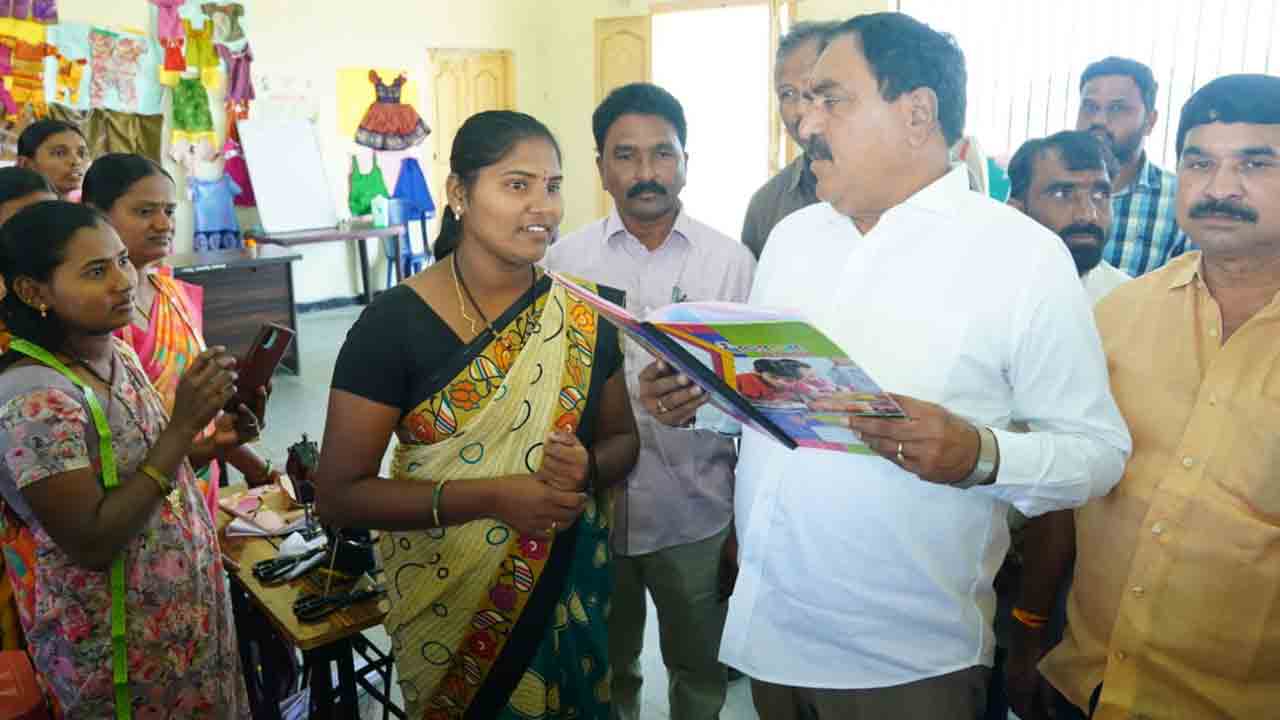 కంటికి వెలుగు.. ఇంటికి దీపం సీఎం కేసీఆర్‌ : మంత్రి దయాకర్‌రావు