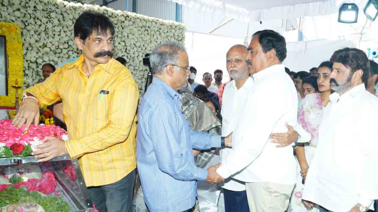 తారకరత్నకు నివాళులర్పించిన మంత్రి ఎర్రబెల్లి దయాకర్‌రావు