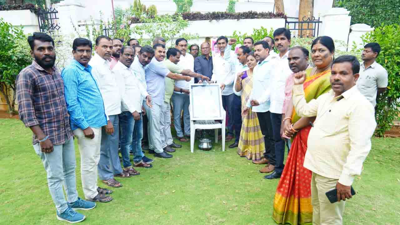 సీఎం కేసీఆర్‌ చిత్రపటానికి పాలాభిషేకం చేసిన సెర్ప్‌ ఉద్యోగులు