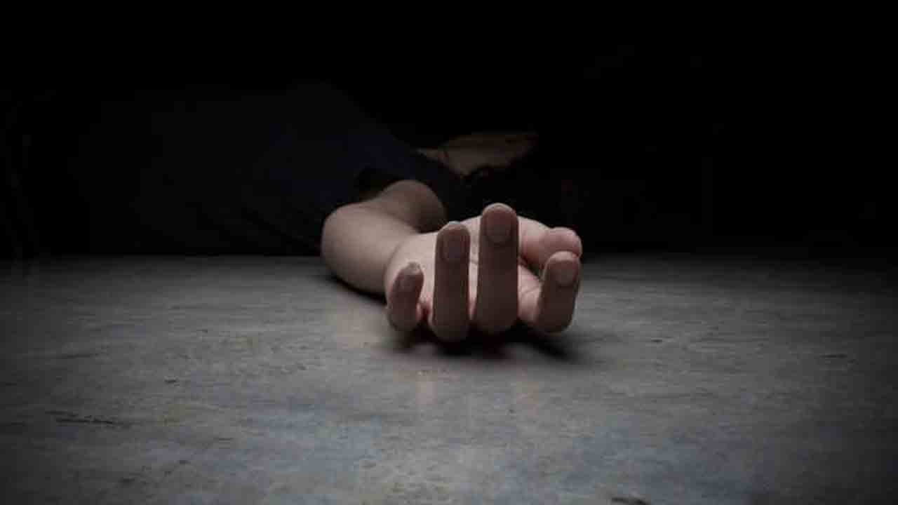 కూతురి వద్ద ప్రెగ్నెన్సీ టెస్ట్‌ కిట్లు.. గొంతు కోసి హత్య చేసిన తల్లిదండ్రులు..!