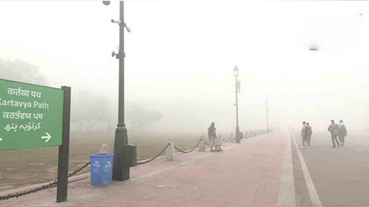 Smog in Delhi | ఢిల్లీలో దట్టంగా పొగ మంచు.. విమానాల రాకపోకలకు అంతరాయం