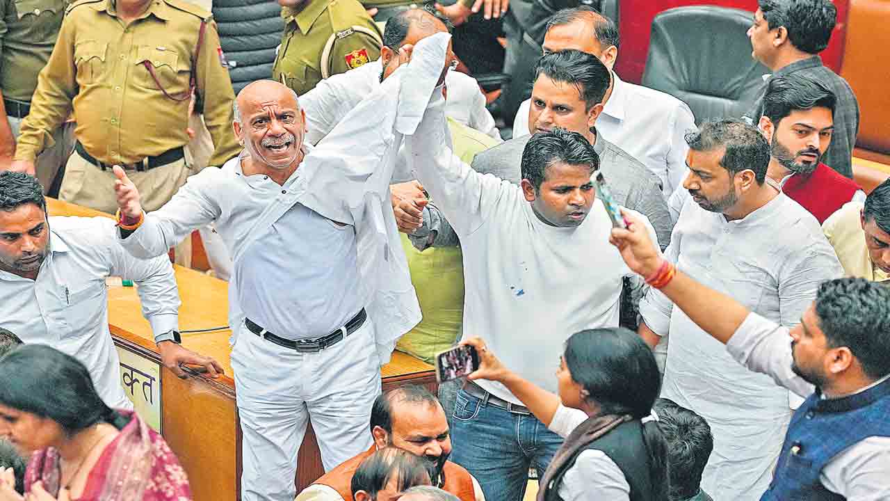 ఢిల్లీ మున్సిపల్‌ కార్పొరేషన్‌లో రణరంగం.. బీజేపీ, ఆప్‌ దాడులు