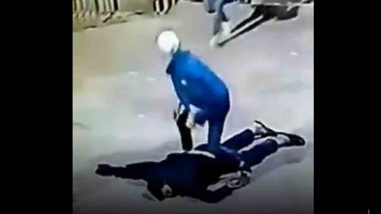 ఢిల్లీలో మరో దారుణం.. చిన్న గొడవకే నడిరోడ్డుపై యువకుడి హత్య.. వీడియో