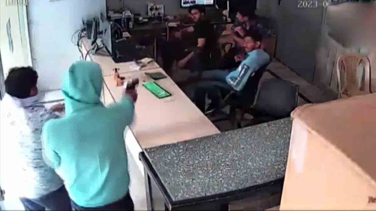 Delhi firing incident | కేబుల్‌ ఆఫీస్‌లో చొరబడి సిబ్బందిపై కాల్పులు.. వీడియో