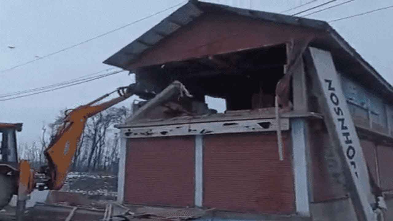 Jammu Demolition | జమ్ములో అక్రమ నిర్మాణాల కూల్చివేత.. రాళ్లు రువ్వి స్థానికుల నిరసన, బెదిరింపులు