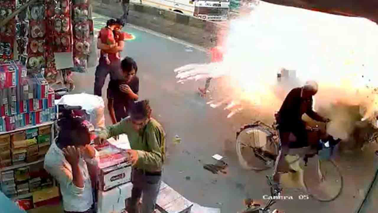 Viral video | నడిరోడ్డుపై పేలిపోయిన ఈ రిక్షా.. ఇద్దరికి గాయాలు, ఒకరి దుర్మరణం.. అసలేం జరిగిందంటే..?