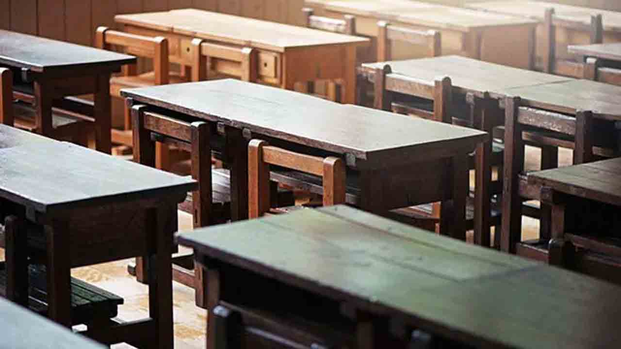 Viral News | ఇలాంటి అబ్బాయిలు కూడా ఉంటారా?.. పరీక్ష రాసేందుకు వెళ్లి.. అమ్మాయిలను చూసి