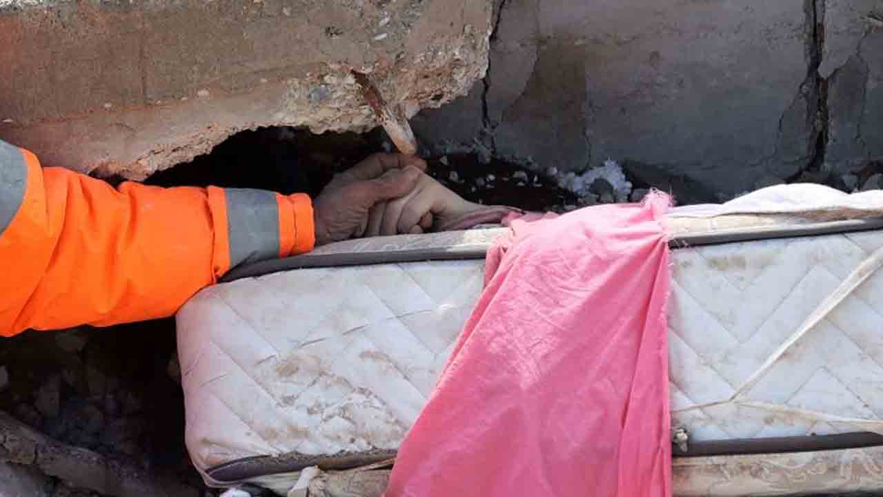 Turkey Earthquake | నిద్రలోనే శాశ్వత నిద్రలోకి 15 ఏండ్ల బాలిక.. శిథిలాల్లోంచి కనిపిస్తున్న చేయి పట్టుకుని తల్లడిల్లిన తండ్రి