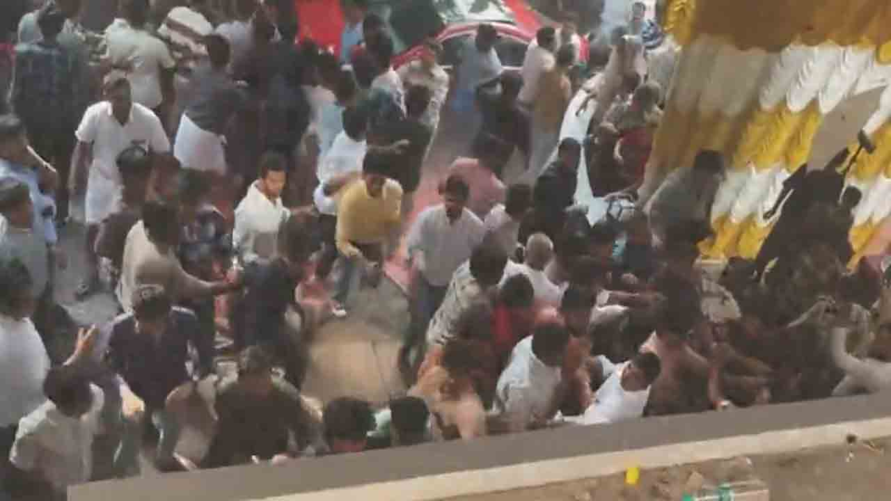 Watch: క్రాకర్స్‌ పేల్చడంపై గొడవ.. పెళ్లి వేడుకలో కొట్టుకున్న ఇరు వర్గాలు