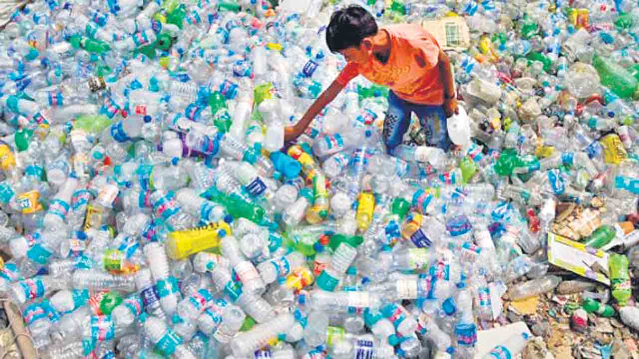 పాలిథీన్‌ వ్యర్థాలు ఇవ్వండి.. బంగారం పట్టుకెళ్లండి!