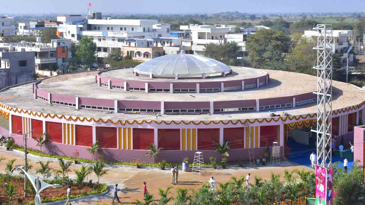 డైనింగ్‌ టేబుల్‌ ఎత్తులో మార్కెట్లు