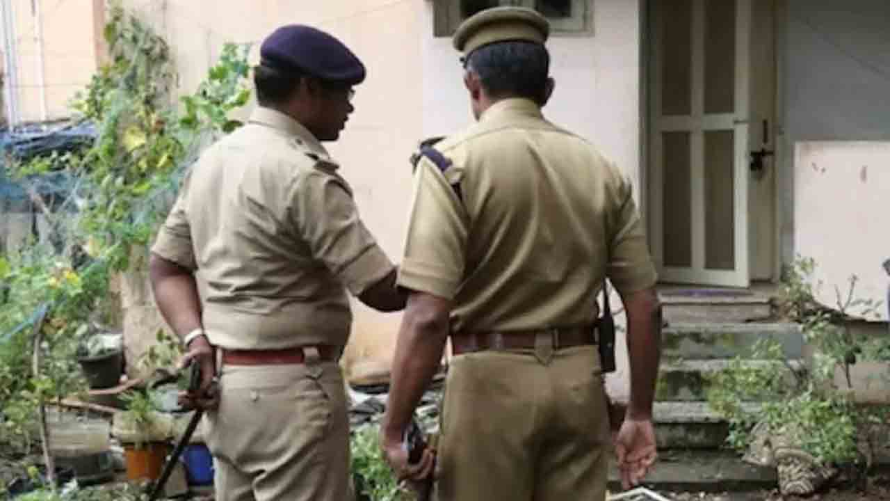 గుజరాత్‌లో దారుణం.. దగ్గు తగ్గట్లేదని రెండు నెలల బాలికకు ఒంటిపై వాతలు..!