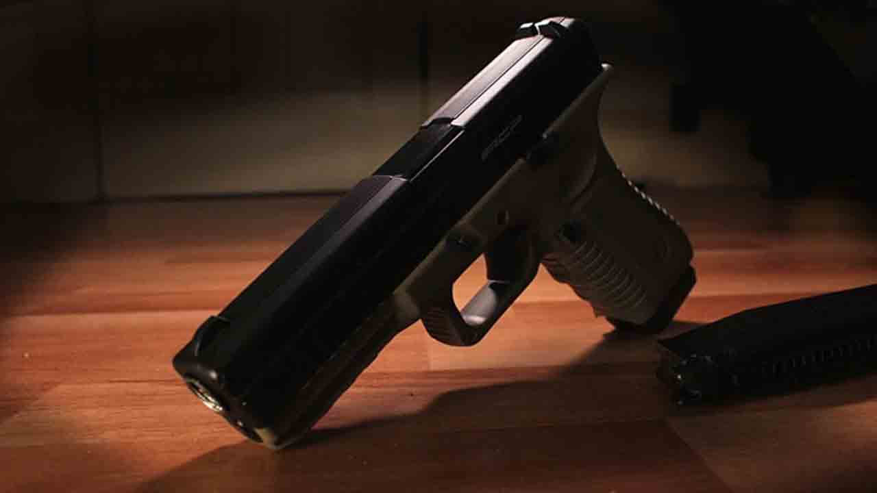 ఇద్దరు భార్యల మధ్య గొడవ.. కాల్పుల్లో గాయపడిన భర్త