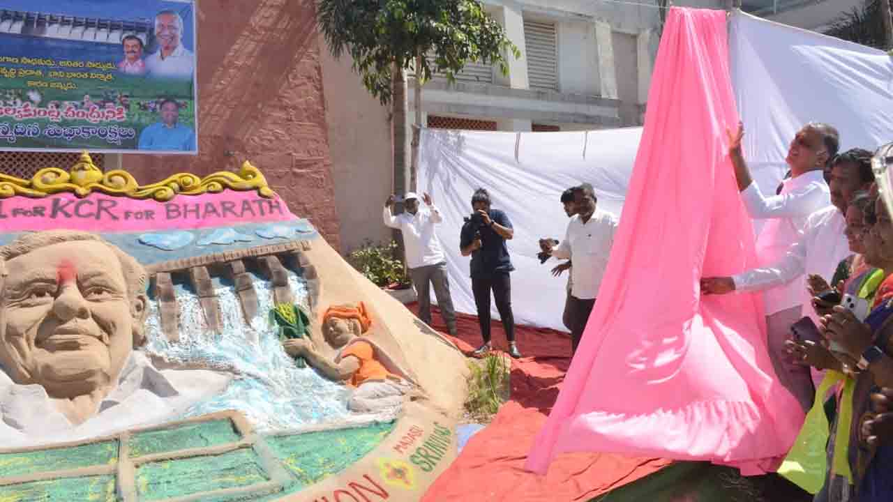 సిద్దిపేటలో సీఎం కేసీఆర్‌ సైకత శిల్పం ఆవిష్కరణ