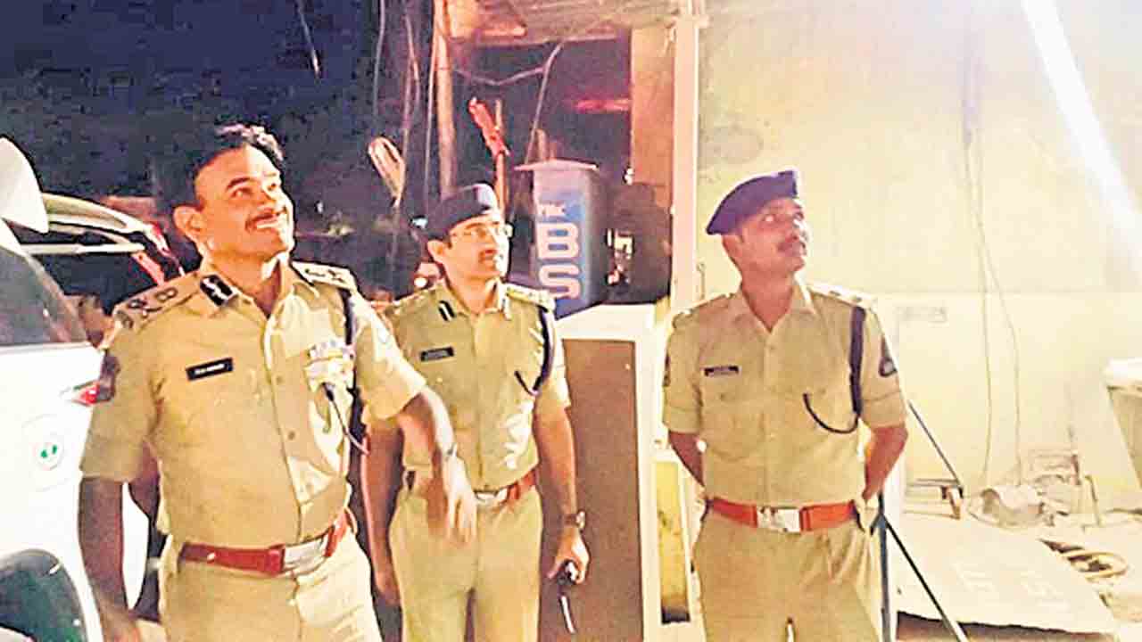 పాతబస్తీలో అర్ధరాత్రి సీపీ పర్యటన