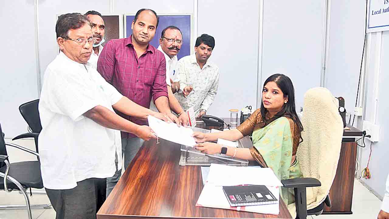 టీచర్‌ ఎమ్మెల్సీ ఎన్నికకు తొలి రోజు నాలుగు నామినేషన్లు