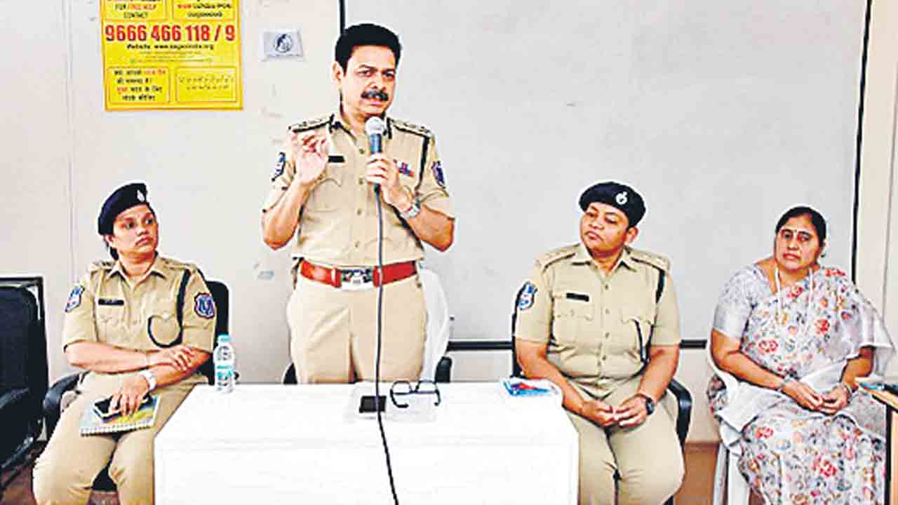 మహిళలను వేధిస్తే కఠిన చర్యలు