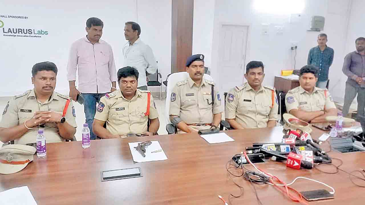 తుపాకీతో బెదిరించి.. పాత బకాయిల వసూళ్లకు స్కెచ్‌