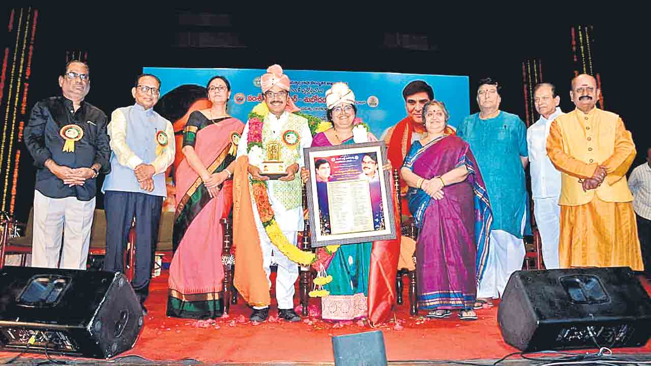 ఊరు పేరునే ఇంటి పేరుగా మార్చుకున్న గొప్ప కవి సుద్దాల అశోక్‌ తేజ