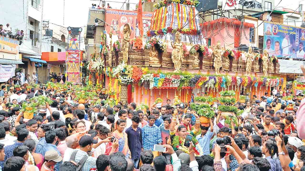 పుణ్యక్షేత్రంగా లాల్‌దర్వాజా ఆలయం
